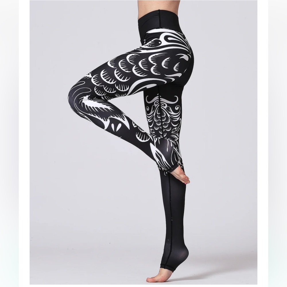 • ANGEL WINGS • Women’s MODERNE LEGGINGS
Black and White Small